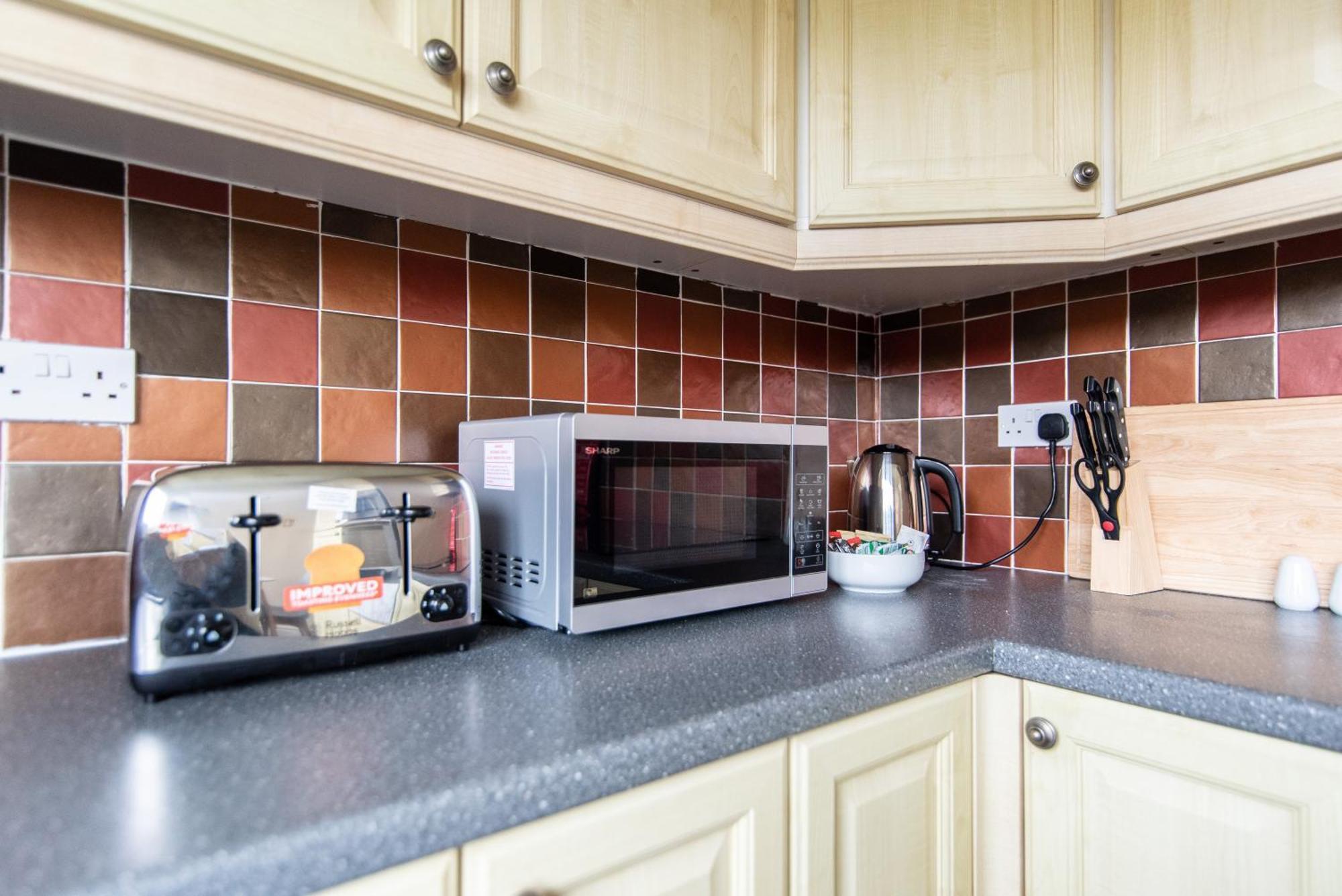 3 Bed Apartment - Perfect For Contractors Near Liverpool Airport Hale  Exterior photo