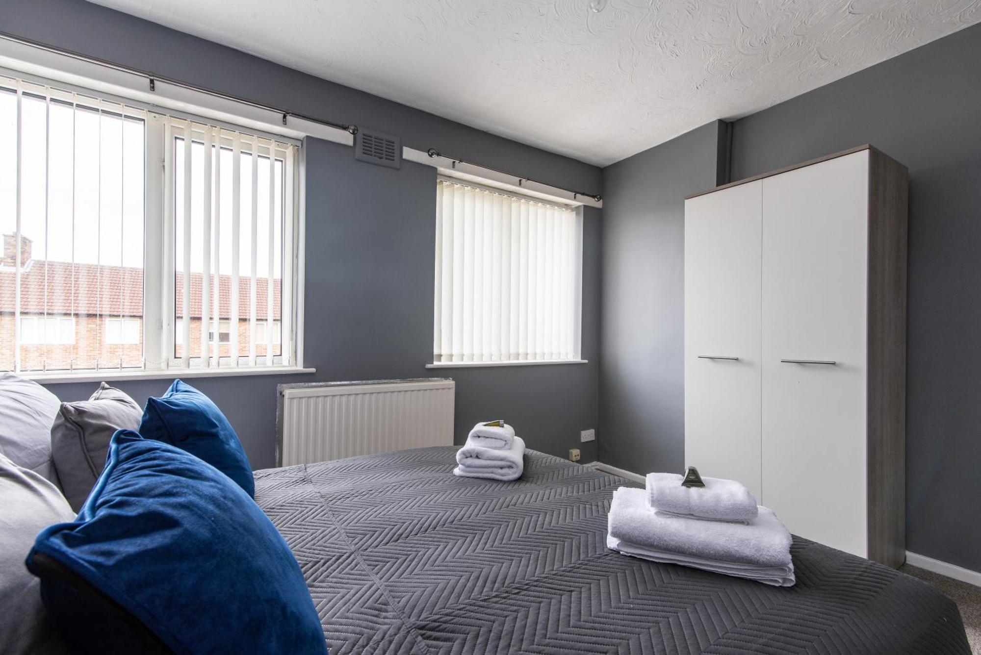 3 Bed Apartment - Perfect For Contractors Near Liverpool Airport Hale  Exterior photo