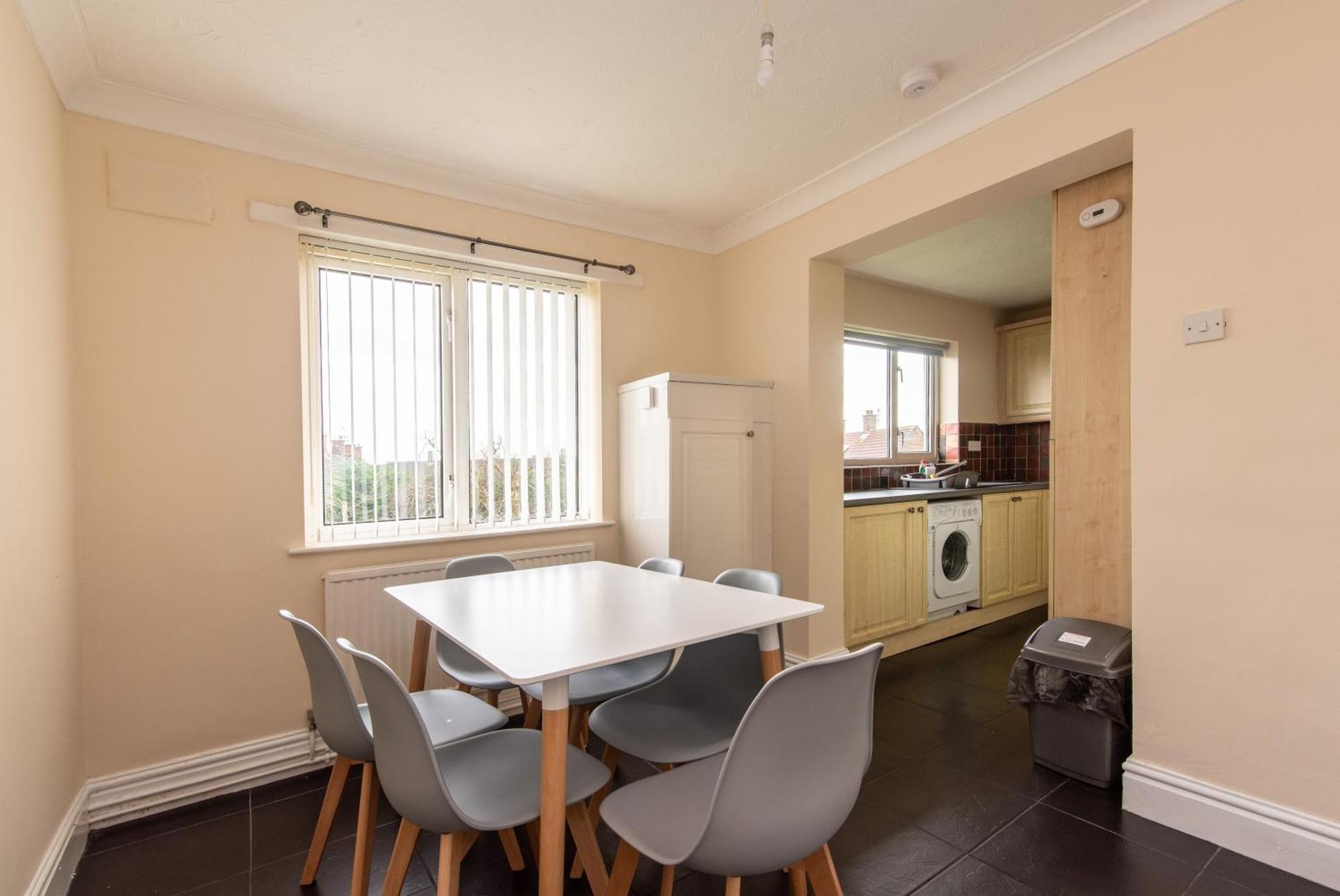 3 Bed Apartment - Perfect For Contractors Near Liverpool Airport Hale  Exterior photo