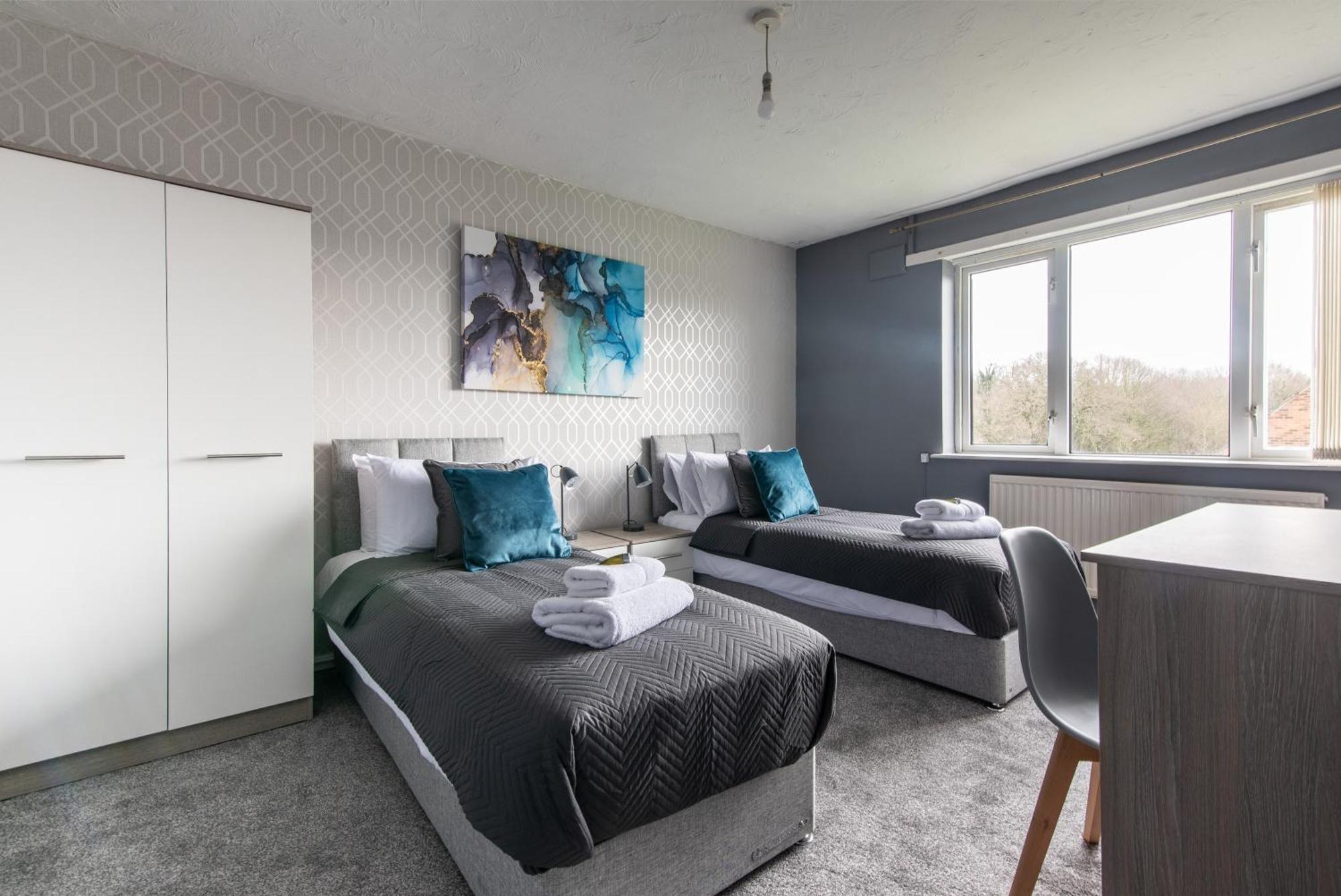 3 Bed Apartment - Perfect For Contractors Near Liverpool Airport Hale  Exterior photo